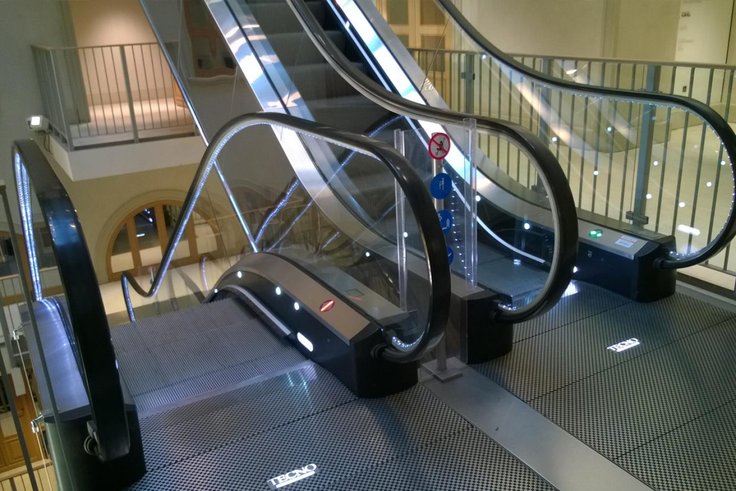 Katlı Yürüyen Merdiven